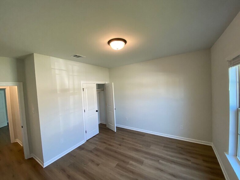 Building Photo - 216 Covington Cottage Ln