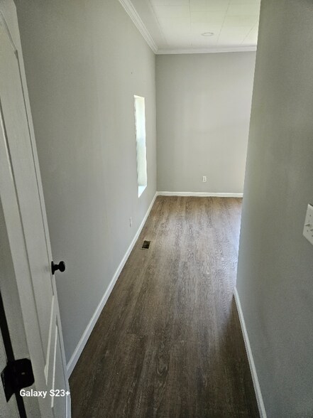 Building Photo - 513 Main St