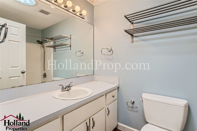 Building Photo - Gorgeous 3 Bedroom Home with SwimSpa Avail...