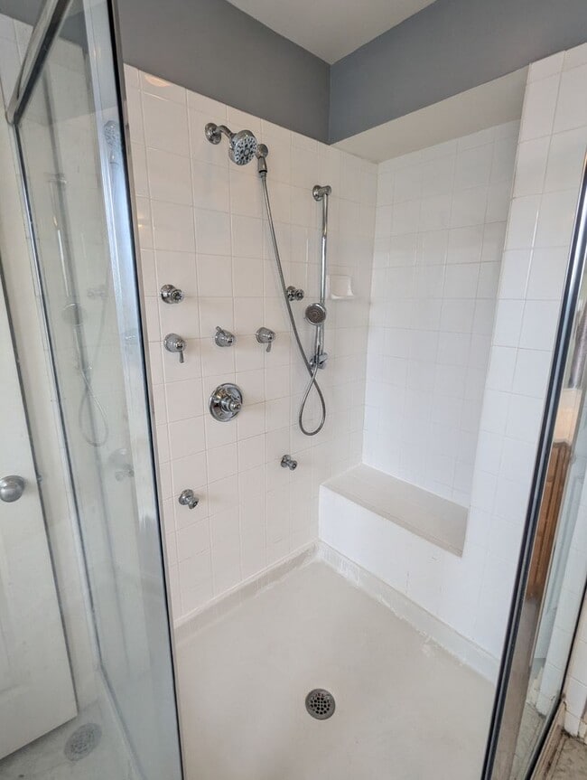 Building Photo - Modern 4 level townhouse available for imm...