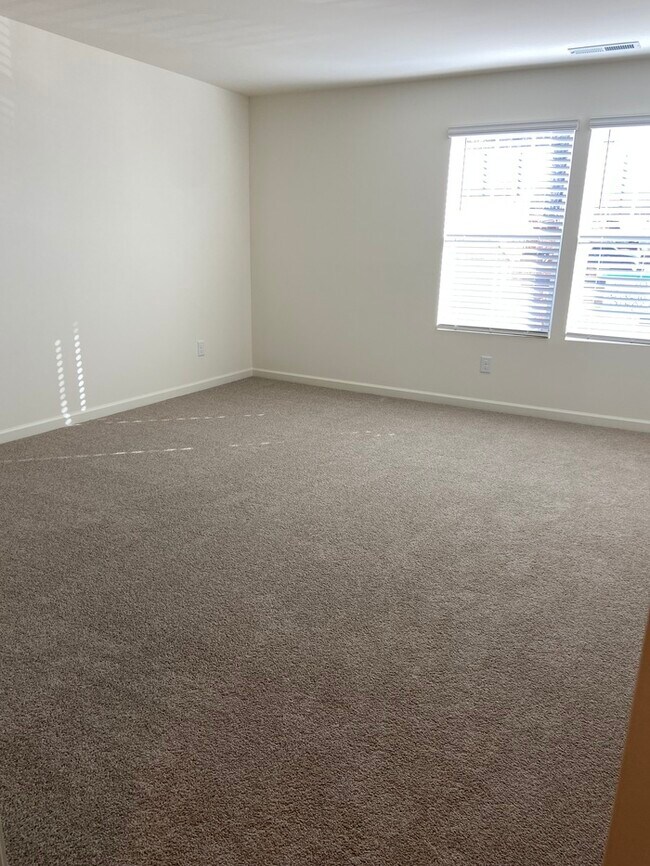 Building Photo - BEAUTIFUL 3 br paired home with attached garage, close to I-77 and I-40