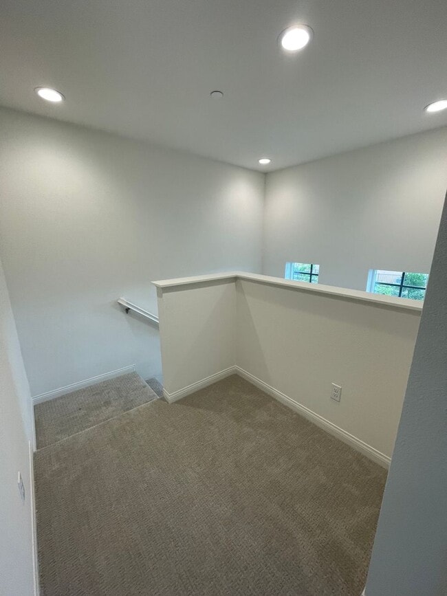 Building Photo - 3 Bed 3 Bath Townhouse in San Marcos - Brand New