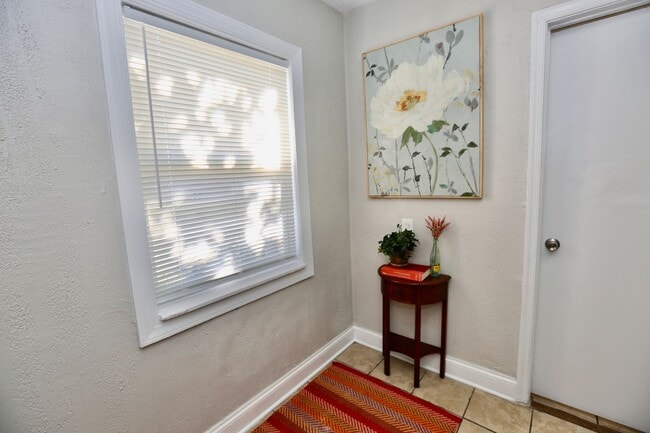 Building Photo - Cozy Cottage By The Sea!  3/2 Available 11...
