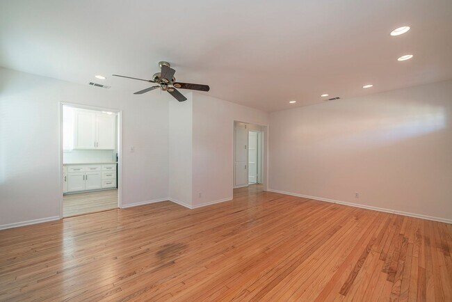 Building Photo - Charming Manhattan Beach Home Rental!