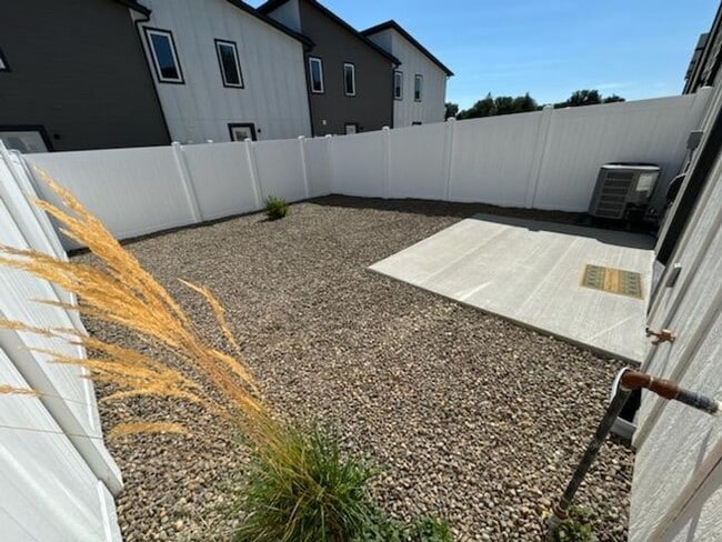 Building Photo - 3 bed, 2.5 bath PLUS a garage townhomes in Mountain Home - 11 minutes to AFB