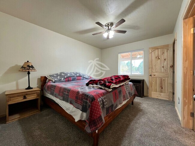 Building Photo - 2268 Meadow Ln