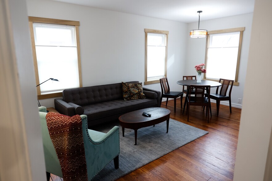 Building Photo - 5106 Rosslyn Ave