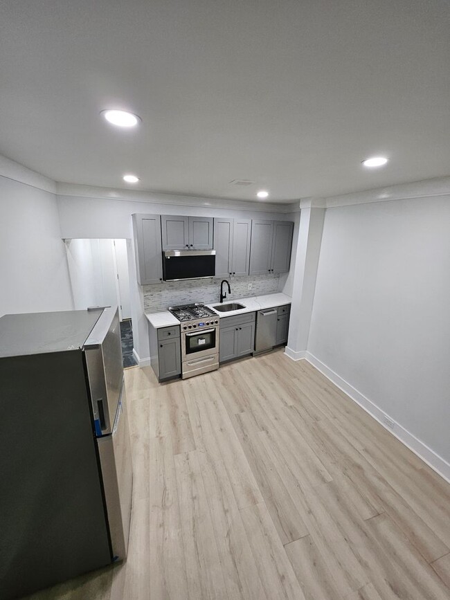 Building Photo - Beautifully Remodeled Townhouse