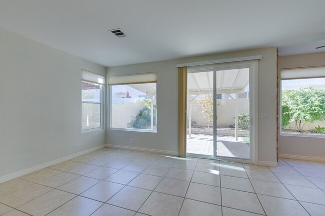 Building Photo - Immaculate 3 bedroom house with a Loft in ...