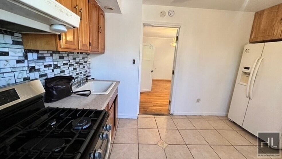 Building Photo - 687 E 46th St