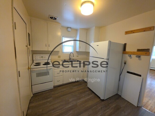Building Photo - 729 3rd St
