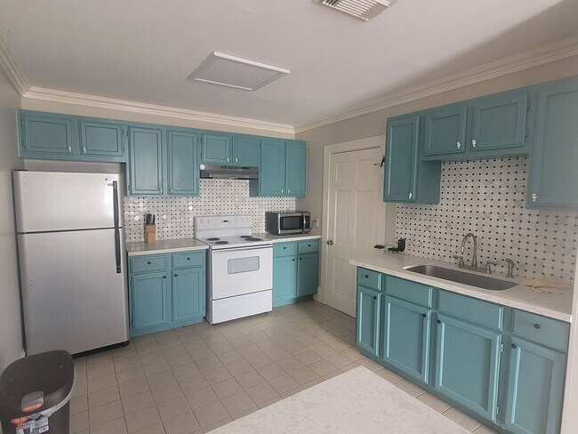 Building Photo - Charming Cottage - minutes from the Seawall