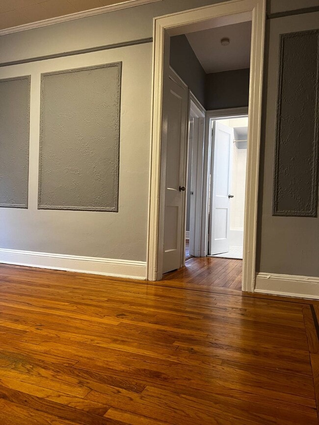 Building Photo - 576 Warburton Ave