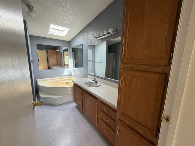 Building Photo - Three Bedroom with Gorgeous Views!