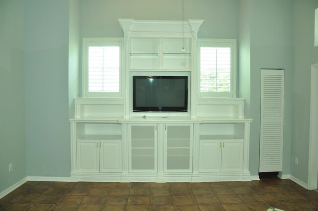 Building Photo - 607 Nadina Pl