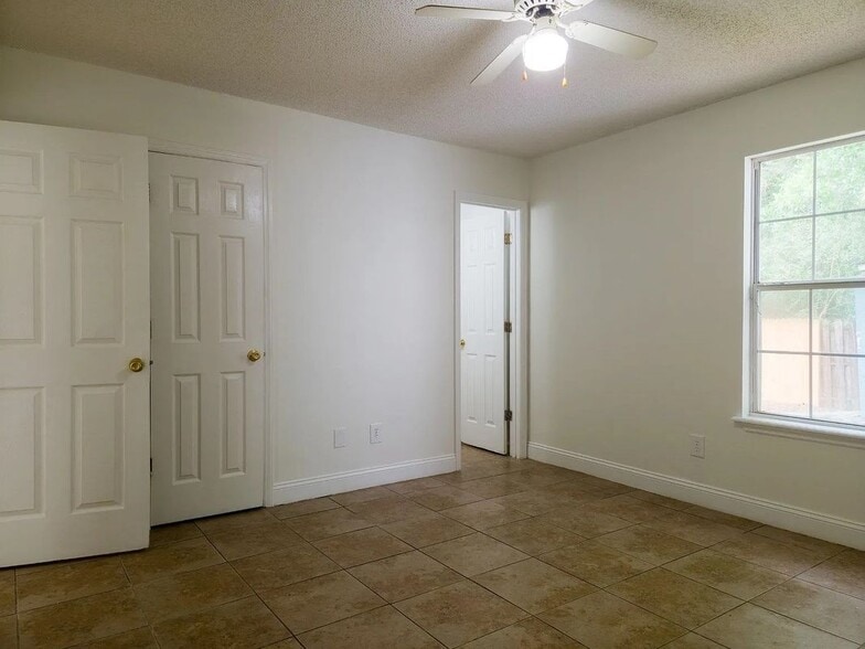 Building Photo - 2708 Oak Park Ct