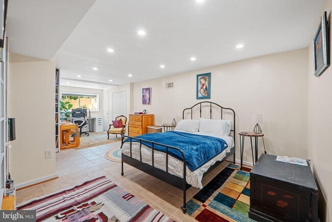 Building Photo - 5929 Avon Dr