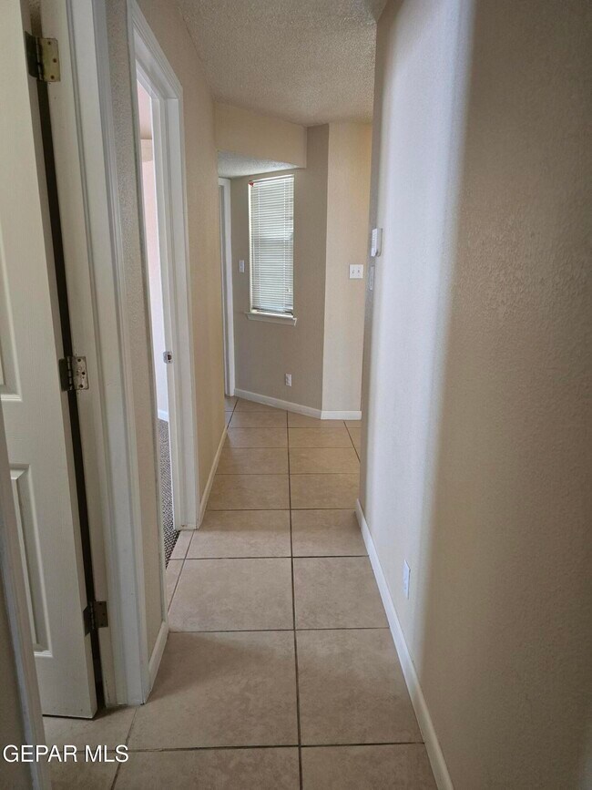 Building Photo - 1025 Desierto Luna St