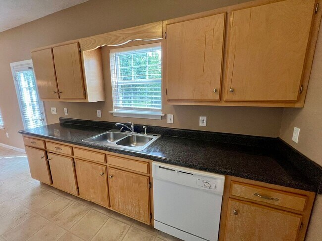Building Photo - 3 Bedroom 2.5 Bath Home in Oxford Hall - South Murfreesboro *New Carpet*
