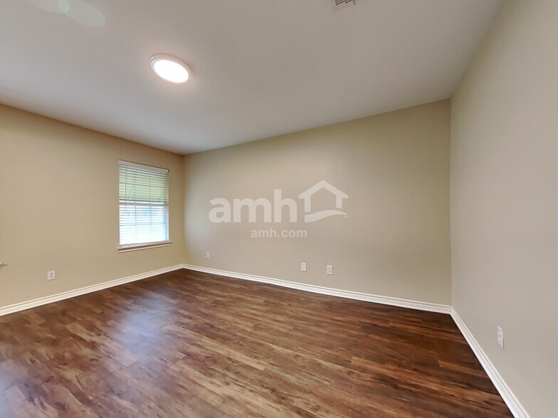 Building Photo - 2301 Arrowhead Dr