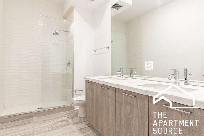 Building Photo - South Loop 3 bed 2 bath -- Updated Kitchen, HUGE Floorplan