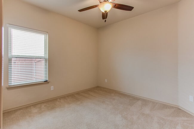 Building Photo - 3220 Hornbeam St