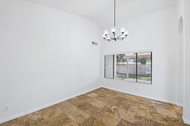 Building Photo - SPARKLING PRIVATE POOL, BEAUTIFUL HOME, UNBEATABLE LOCATION!