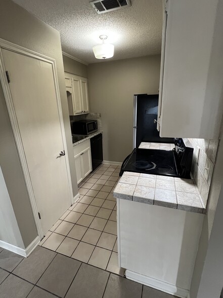 Building Photo - 1127 Willow Creek Dr