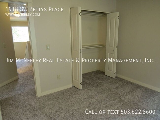 Building Photo - 1918 SW Betty's Pl