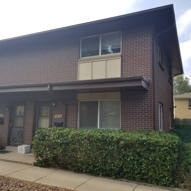 Primary Photo - Private 2-Story End Unit