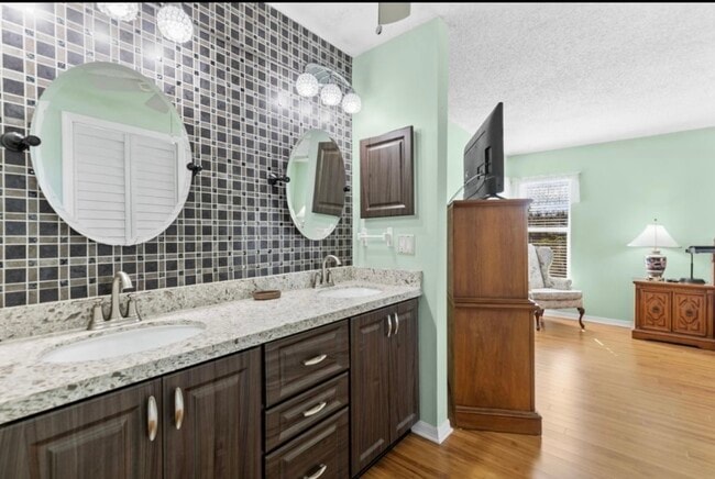 Building Photo - 980 SE Breakwater Ave