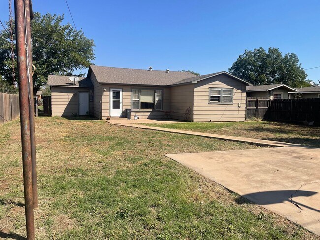 Building Photo - 3-bedroom, 1-bathroom house