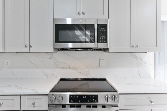 Building Photo - 6349 Oak Meadow Bend