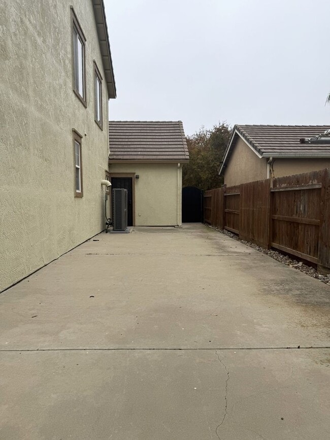 Building Photo - Lovely 5/3 with a desirable downstairs bedroom.