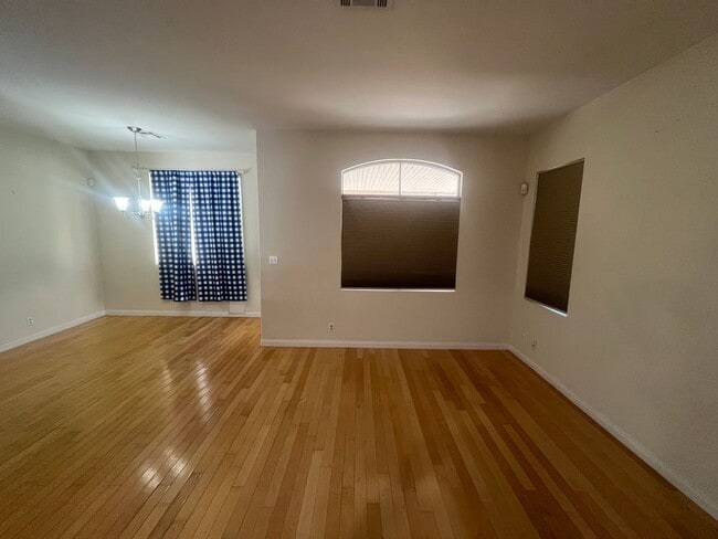 Building Photo - Amazing 2 bedroom Home- NW