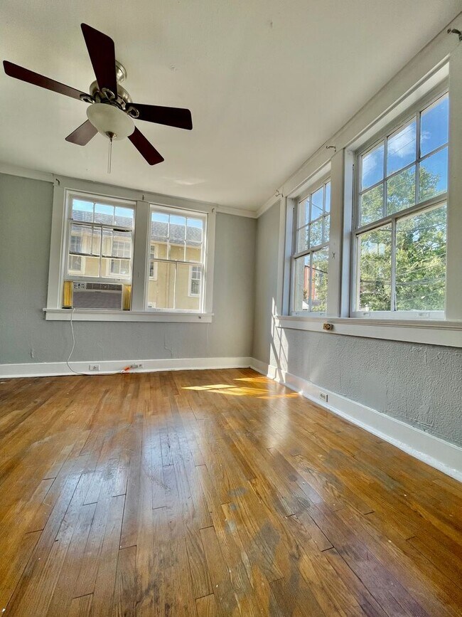 Building Photo - 2bd/1ba Conveniently Next to Loyola and Tu...