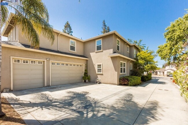 Building Photo - Live Exceptionally in This Peaceful Willow Glen Executive Home; 4 bed/ 4.5 bath