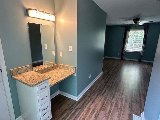 Building Photo - Wonderful 4 bed, 2.5 bath Single Family Ho...