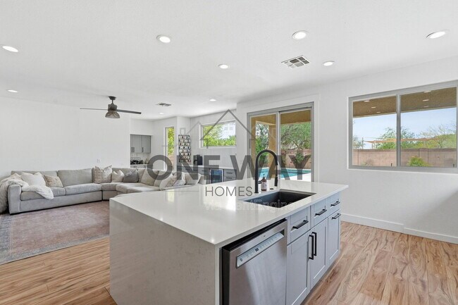 Building Photo - 8953 E Hillview St