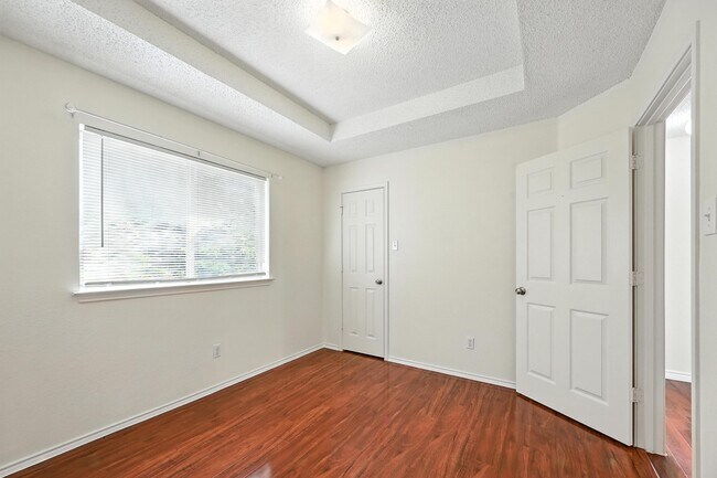 Building Photo - 2711 Primrose Ln