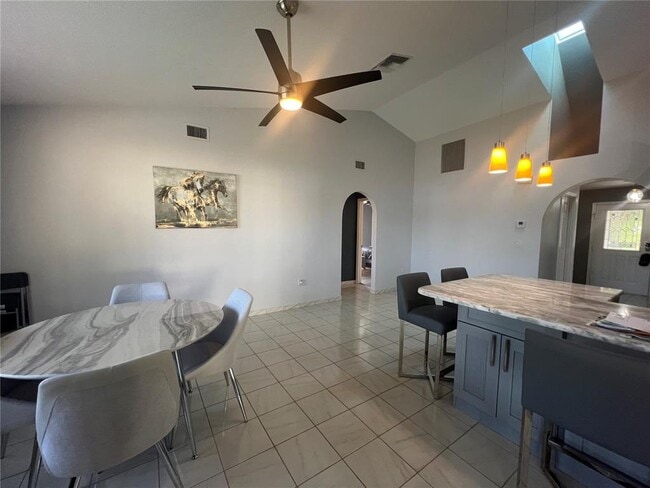 Building Photo - 470 Strasburg Dr