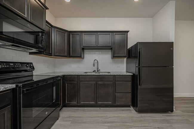 Building Photo - 1606 W 5th St