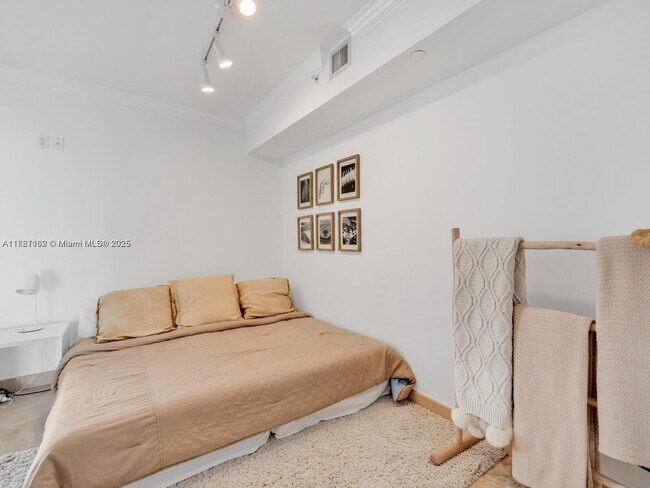 Building Photo - 4779 Collins Ave