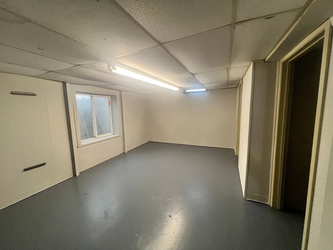 Building Photo - 4 Bedroom 1 bathroom with basement located east Wichita