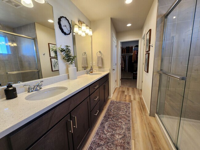 Building Photo - Beautiful, Modern 3 Bed 3 Bath Home in Ban...