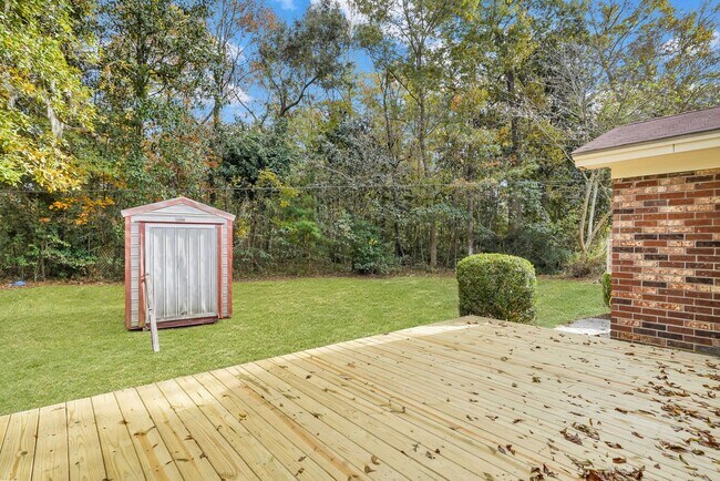 Building Photo - High End Finishes in a Quiet Residential Neighborhood