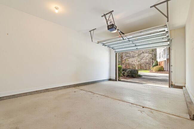 Building Photo - Beautiful Spacious Three Bedroom Townhouse in Carrboro!