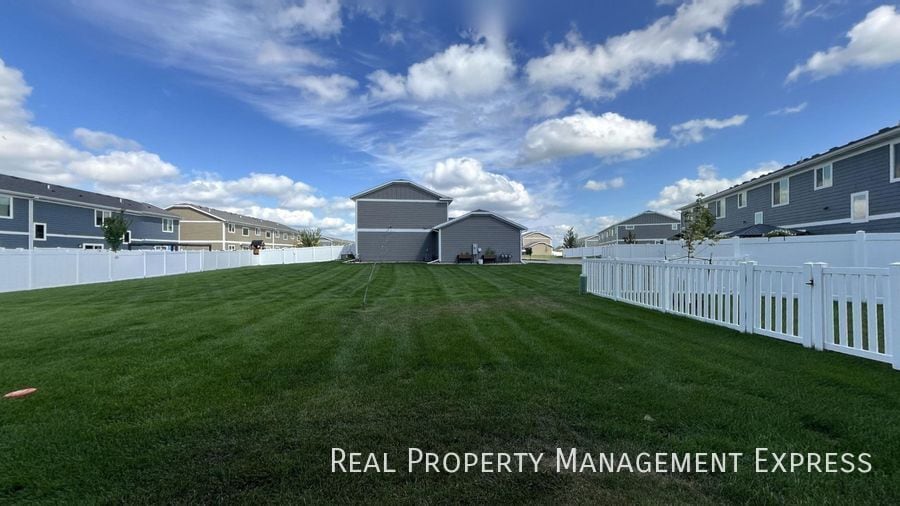 Building Photo - 3 Bed 2.5 Bath Townhome
