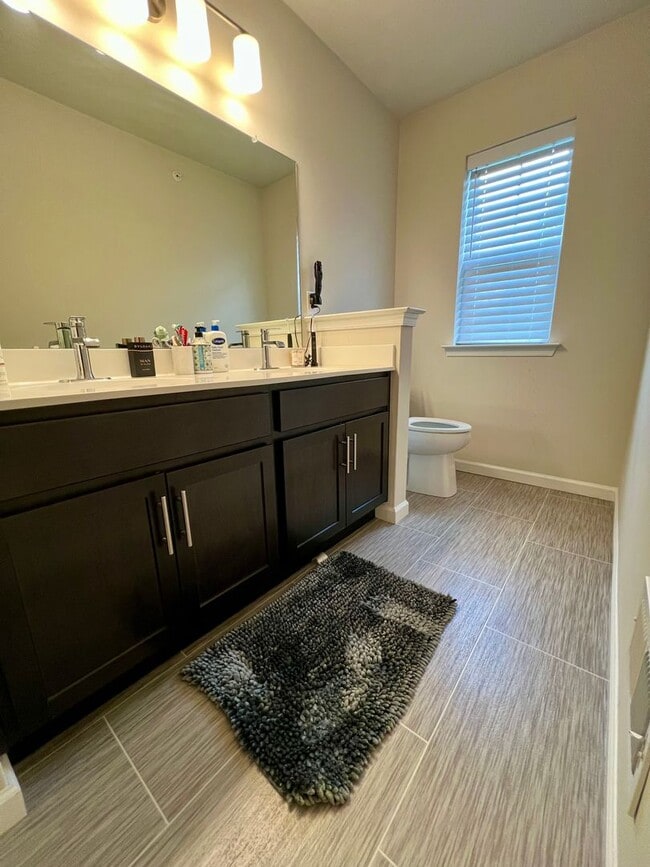 Building Photo - Luxurious 3-Bedroom Townhome in Norristown! Available mid-July!