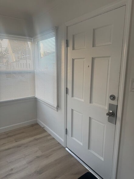 Building Photo - 9924 Rosewood Ave.